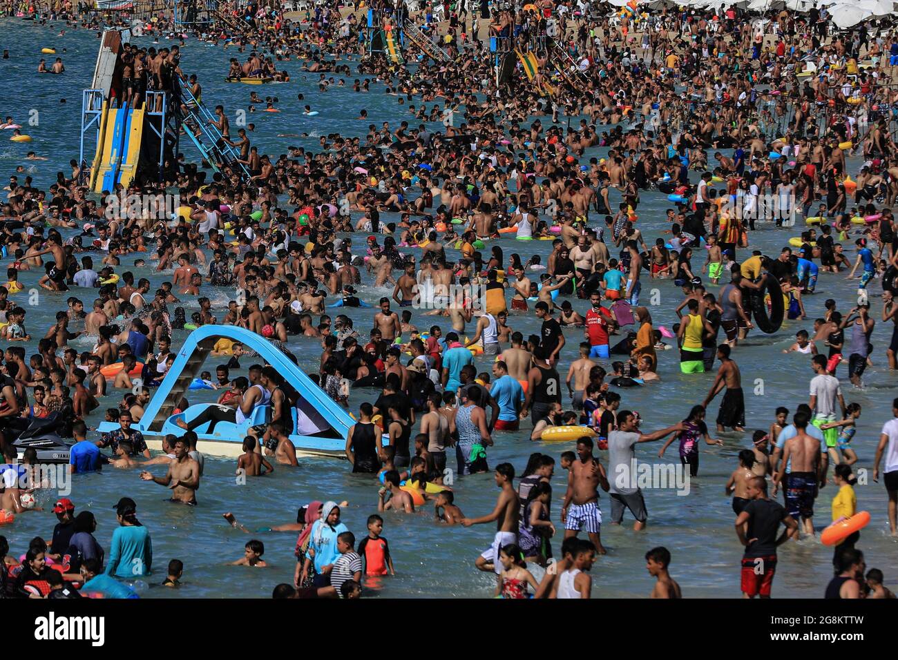 Alessandria, Egitto. 21 luglio 2021. Decine di egiziani si riuniscono alla spiaggia pubblica di Alexandria a Miami, in mezzo a un'ondata di caldo che coincise con la vacanza annuale musulmana Eid al-Adha. Credit: Hazem Gouda/dpa/Alamy Live News Foto Stock