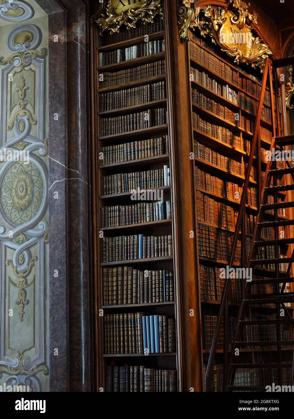 Wien, barocke Architektur und Bücher im Museum, in der Hofburg im Prunksaal der österreichischen National Bibliothek in Österreich Foto Stock