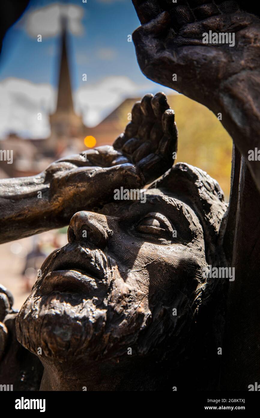 Regno Unito, Inghilterra, Worcestershire, Evesham, Bridge Street, swineherd EOF visione leggenda scultura, dettaglio Foto Stock