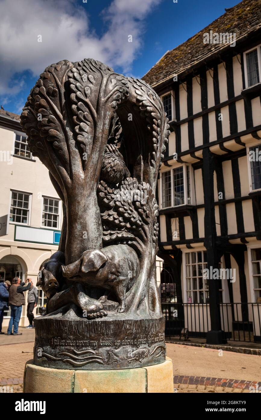 Regno Unito, Inghilterra, Worcestershire, Evesham, Bridge Street, swineherd EOF visione leggenda scultura presso stand Hall Foto Stock