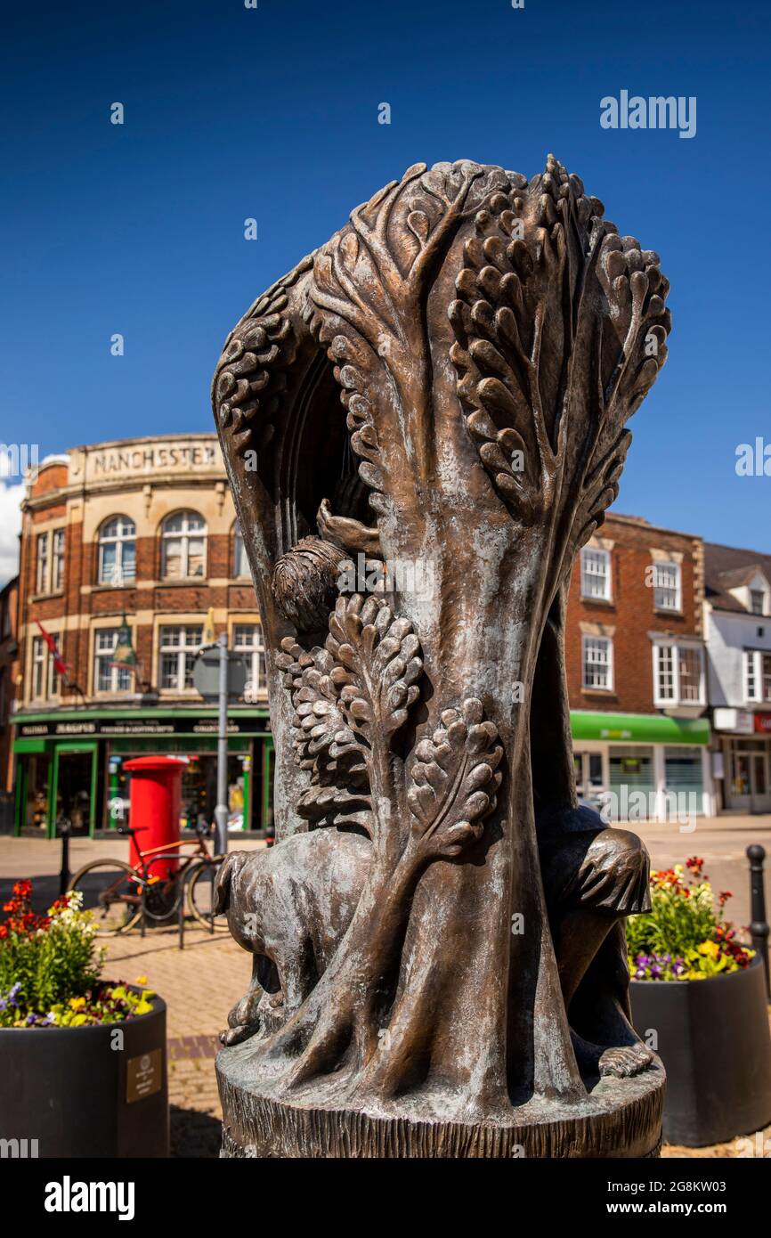 Regno Unito, Inghilterra, Worcestershire, Evesham, Bridge Street, swineherd EOF visione leggenda scultura Foto Stock