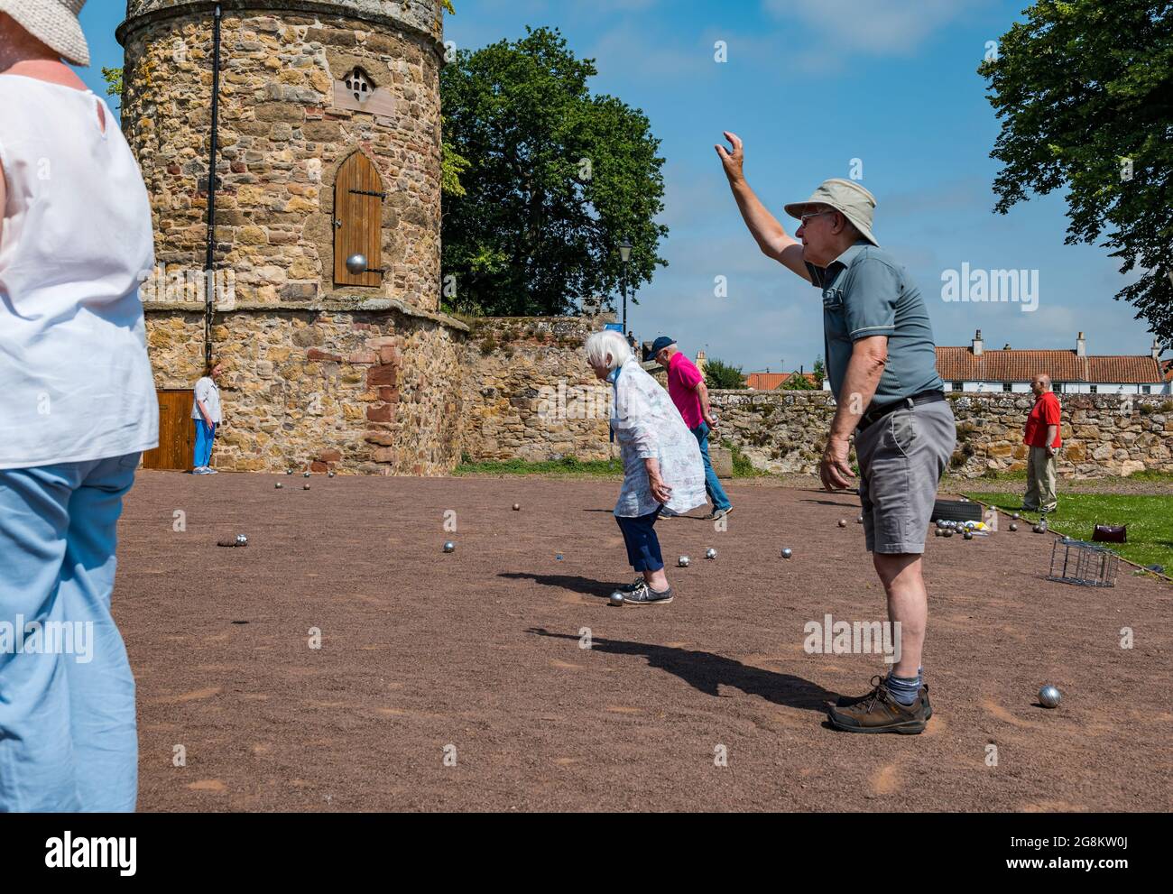 Haddington, East Lothian, Scozia, Regno Unito, 21 luglio 2021. Sessione di coaching U3A Pétanque SPA: Colin (Monty) e Margaret (Mags) Montgomery, entrambi i pullman SPA (Scottish Pétanque Association) offrono una lezione al locale club di Pétanque dell'Università della 3a Età in uno dei giorni più caldi dell'anno nei giardini panoramici di Lady Kitty's Garden. Pétanque è una forma di boules, giocato con regole leggermente diverse Foto Stock