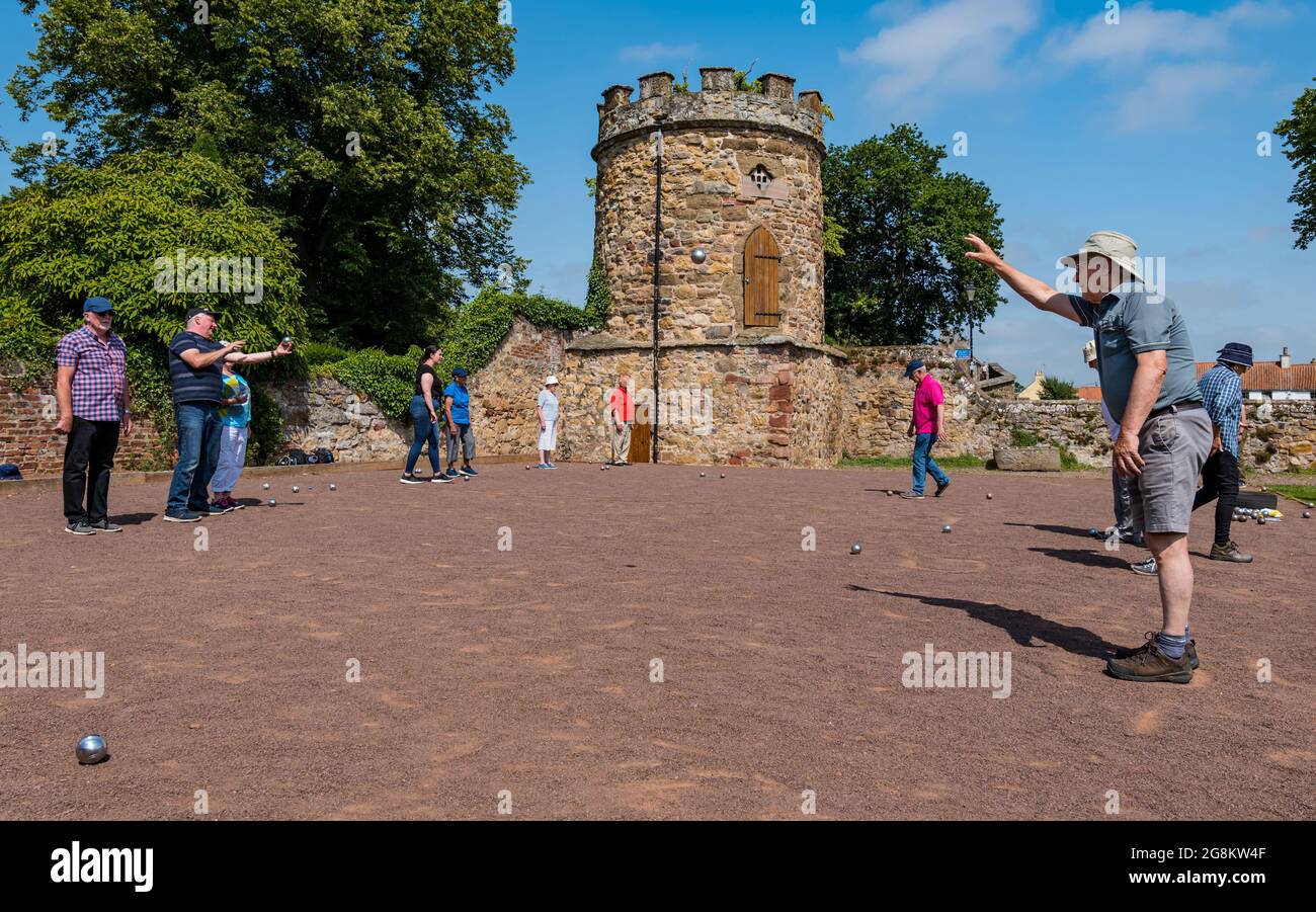 Haddington, East Lothian, Scozia, Regno Unito, 21 luglio 2021. Sessione di coaching U3A Pétanque SPA: Colin (Monty) e Margaret (Mags) Montgomery, entrambi i pullman SPA (Scottish Pétanque Association) offrono una lezione al locale club di Pétanque dell'Università della 3a Età in uno dei giorni più caldi dell'anno nei giardini panoramici di Lady Kitty's Garden. Pétanque è una forma di boules, giocato con regole leggermente diverse Foto Stock