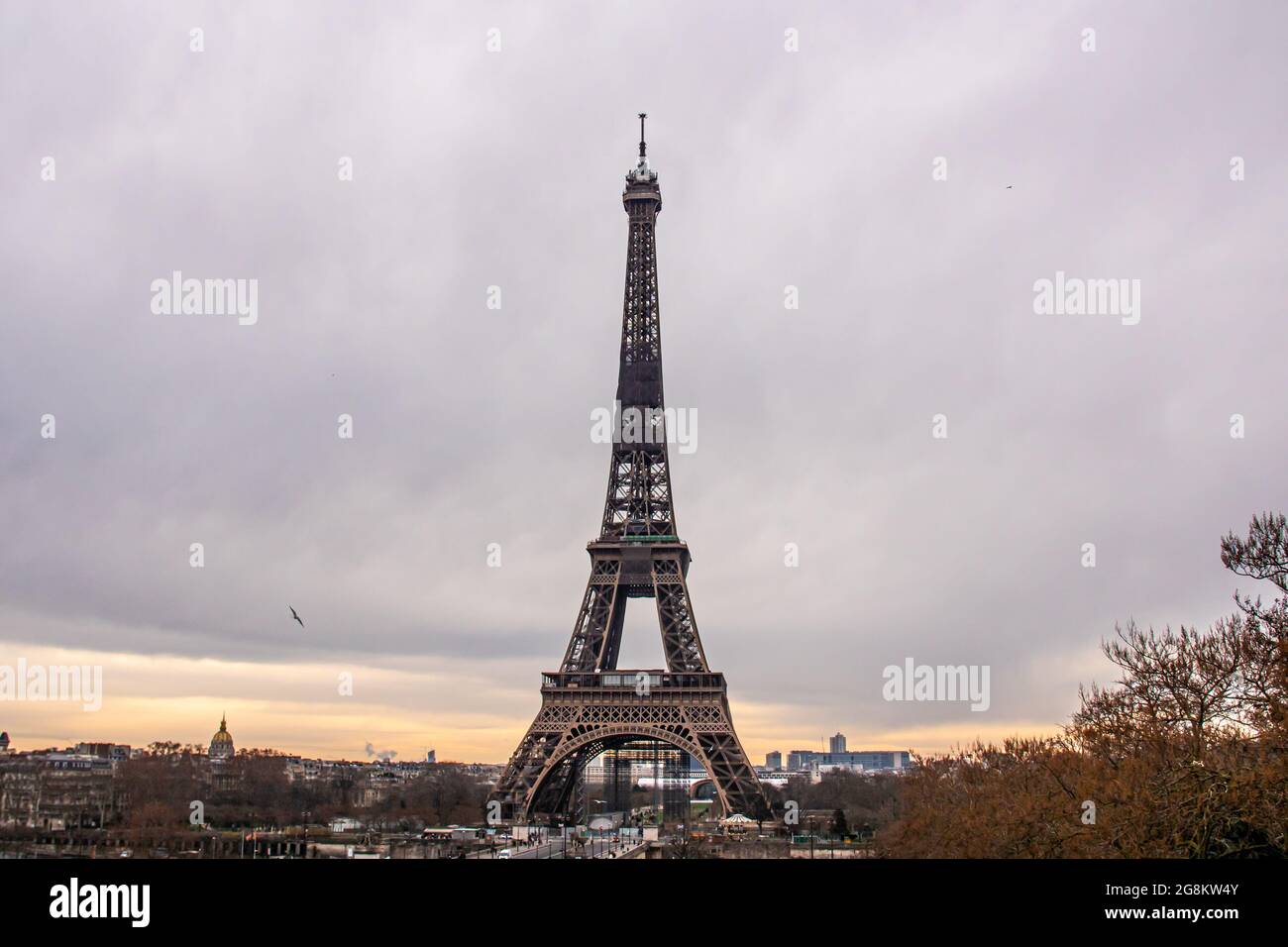 PARIGI, FRANCIA - 01 gennaio 2021: Una bella foto della Torre Eiffel durante il tramonto Foto Stock
