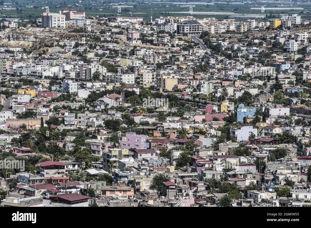 Mersin, Turchia. 21 luglio 2021. Una fotografia tratta dal Castello di Silifke mostra lo skyline urbano del quartiere di Silifke a Mersin, Turchia, mercoledì 21 luglio 2021. (Foto di Altan Gocher/GochreImagery/Sipa USA) Credit: Sipa USA/Alamy Live News Foto Stock