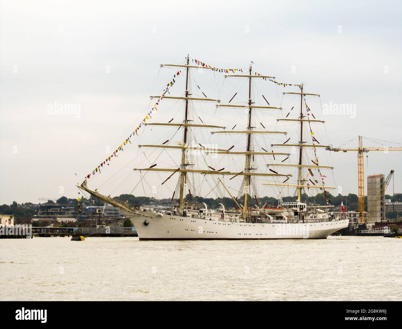 Una grande nave alta e piena di rigged ormeggiata nella parte occidentale del fiume Tamigi nella grande Londra, Regno Unito Foto Stock