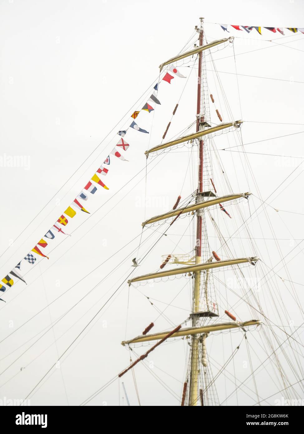 Primo piano delle bandiere di rigging e segnale di una nave a pieno regime durante il Tall Ship Festival, Greenwich, Regno Unito Foto Stock