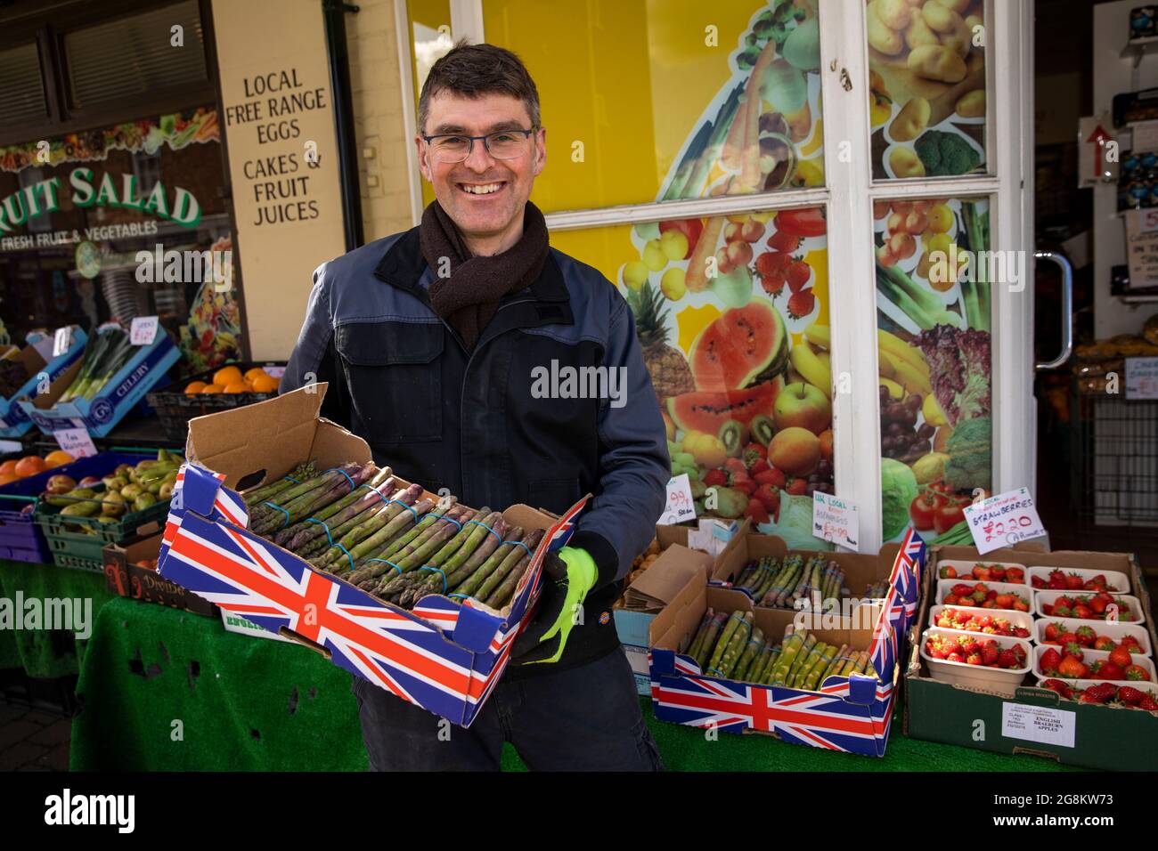 Regno Unito, Inghilterra, Worcestershire, Pershore, High Street, Il greengroengroengroer Paul Felton con asparagi di Badsey coltivati localmente Foto Stock