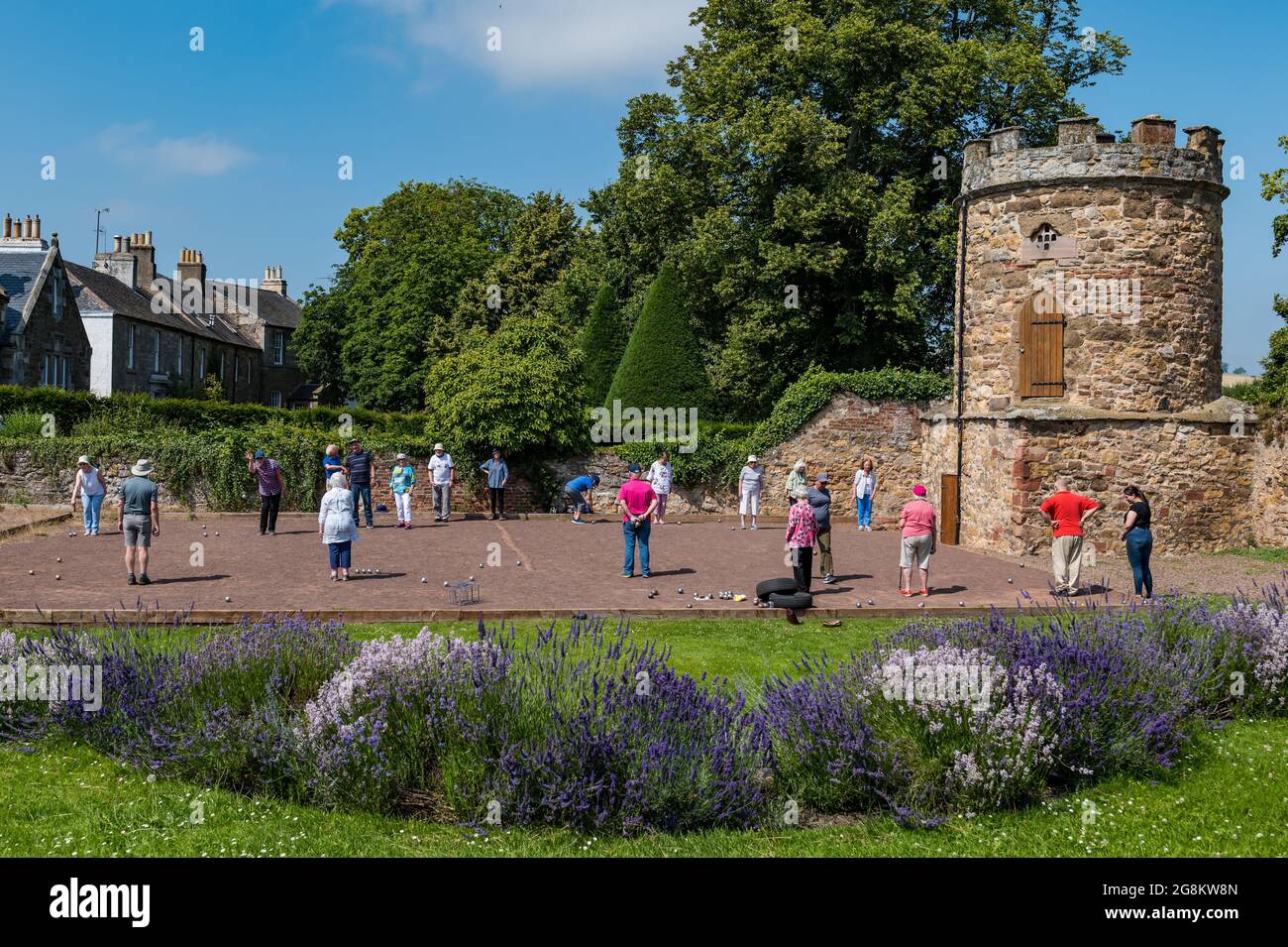Haddington, East Lothian, Scozia, Regno Unito, 21 luglio 2021. Sessione di coaching U3A Pétanque SPA: Colin (Monty) e Margaret (Mags) Montgomery, entrambi i pullman SPA (Scottish Pétanque Association) offrono una lezione al locale club di Pétanque dell'Università della 3a Età in uno dei giorni più caldi dell'anno nei giardini panoramici di Lady Kitty's Garden. Pétanque è una forma di boules, giocato con regole leggermente diverse Foto Stock