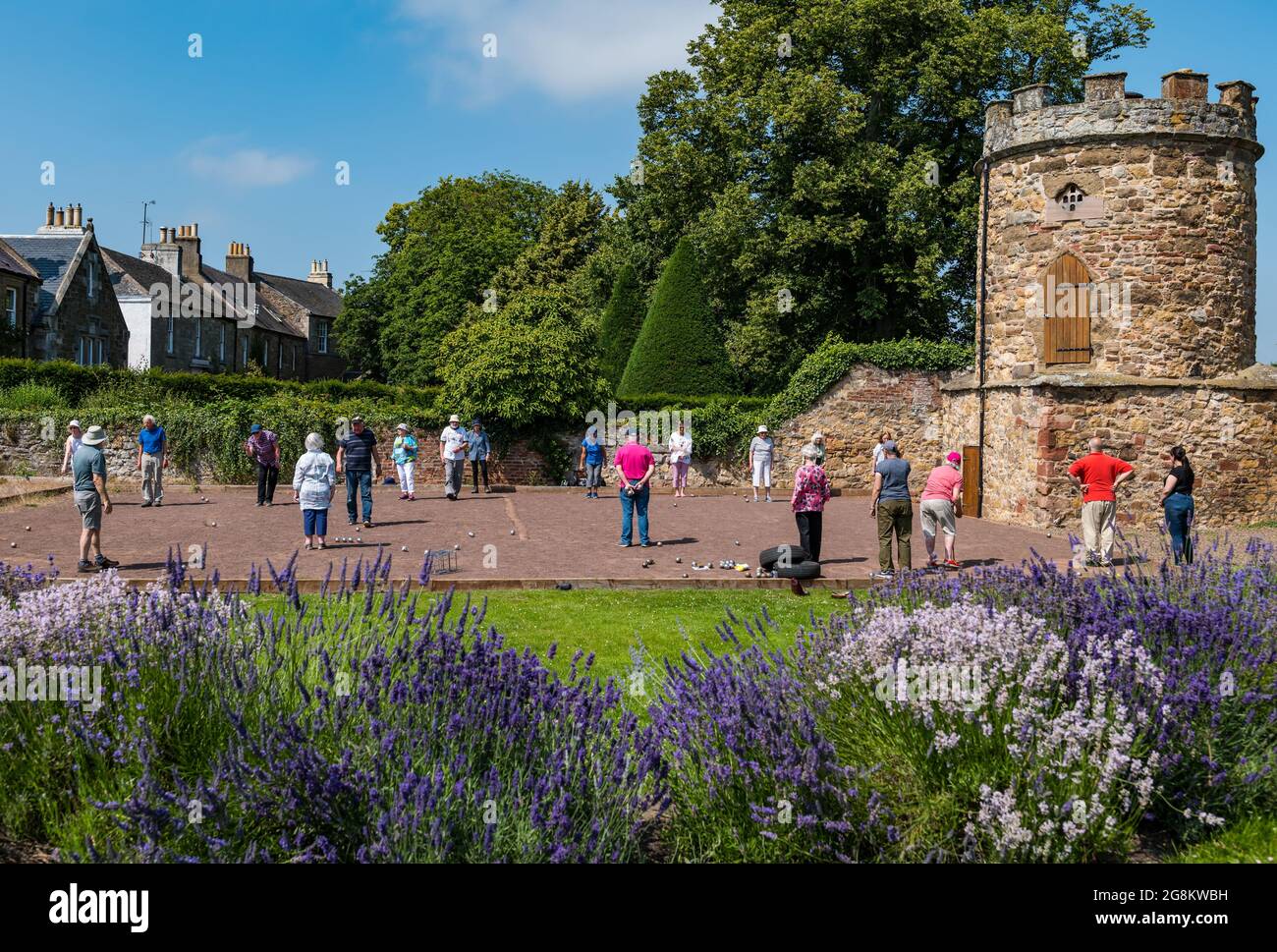 Haddington, East Lothian, Scozia, Regno Unito, 21 luglio 2021. Sessione di coaching U3A Pétanque SPA: Colin (Monty) e Margaret (Mags) Montgomery, entrambi i pullman SPA (Scottish Pétanque Association) offrono una lezione al locale club di Pétanque dell'Università della 3a Età in uno dei giorni più caldi dell'anno nei giardini panoramici di Lady Kitty's Garden. Pétanque è una forma di boules, giocato con regole leggermente diverse Foto Stock