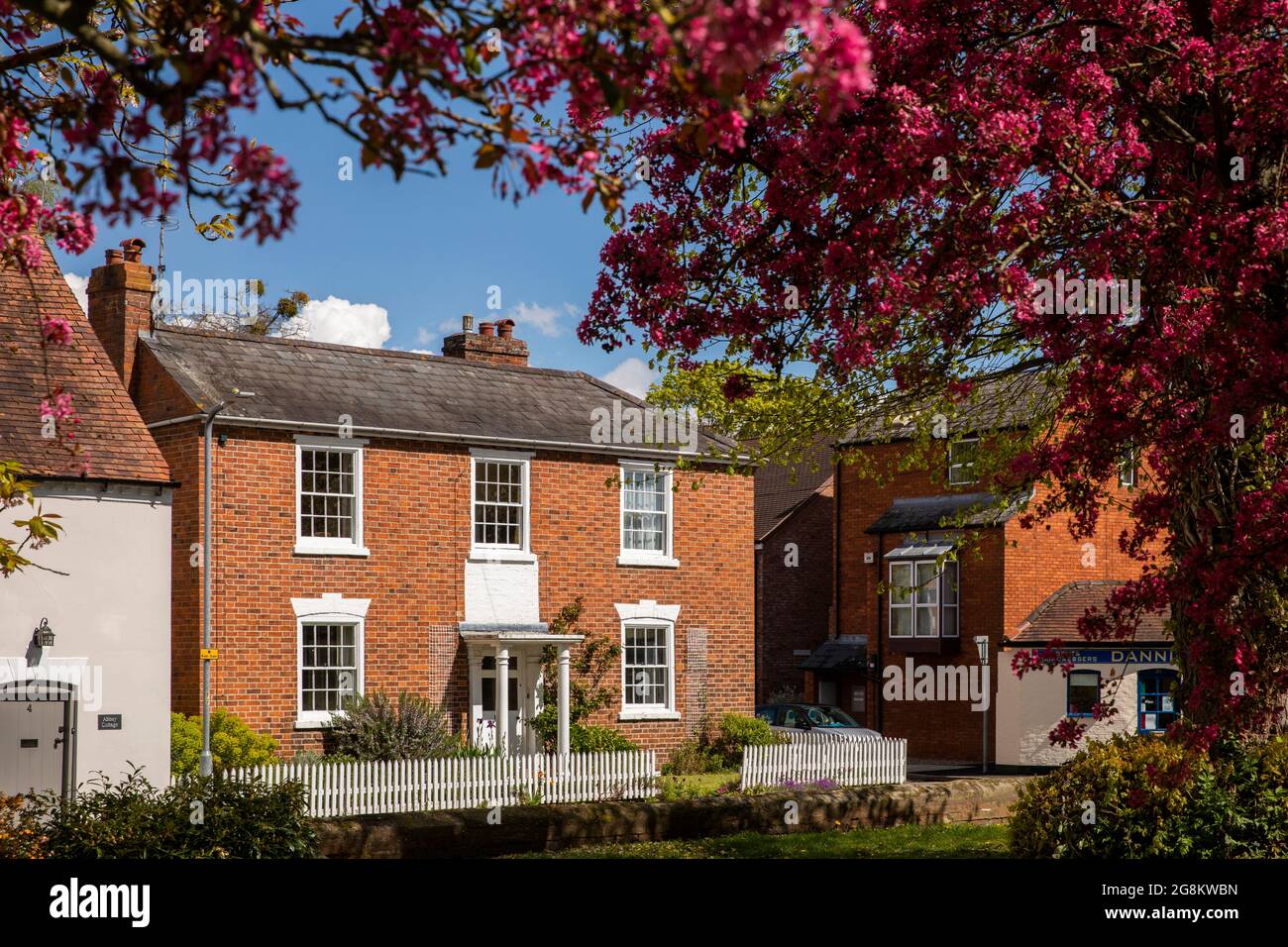 Regno Unito, Inghilterra, Worcestershire, Pershore, Church Row, casa di mattoni al bordo di churchyard Foto Stock