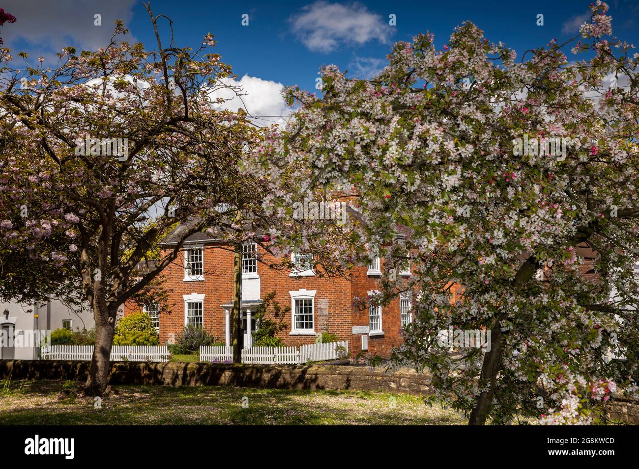 Regno Unito, Inghilterra, Worcestershire, Pershore, Church Row, casa di mattoni al bordo di churchyard Foto Stock
