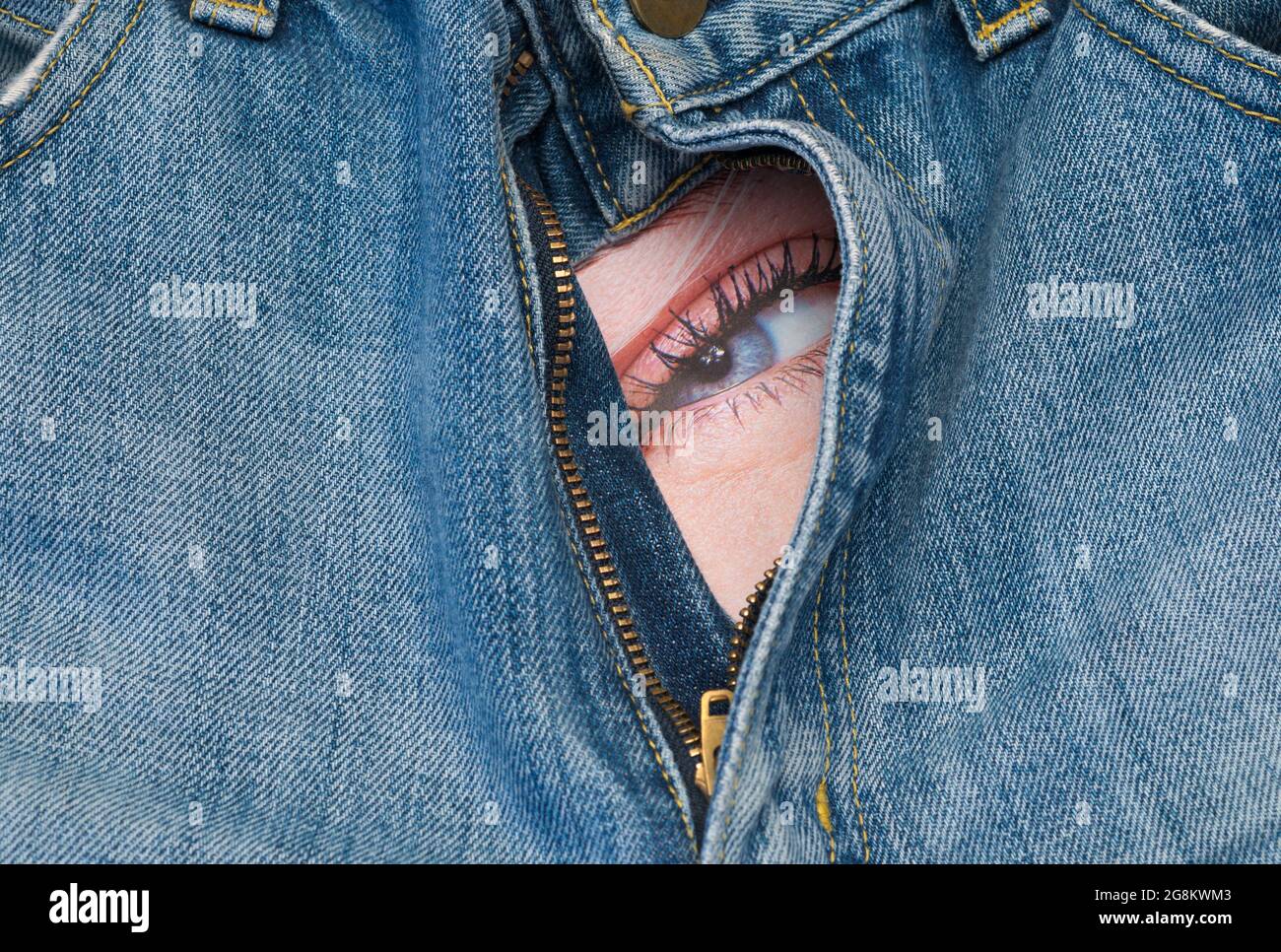 occhio femminile dietro la zip aperta dei pantaloni in denim Foto stock -  Alamy