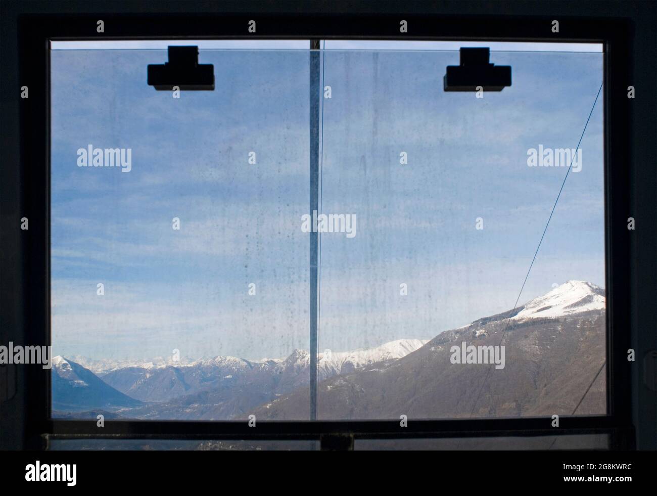 Vista sulle montagne dalla finestra della funivia, Alpi italiane Foto Stock