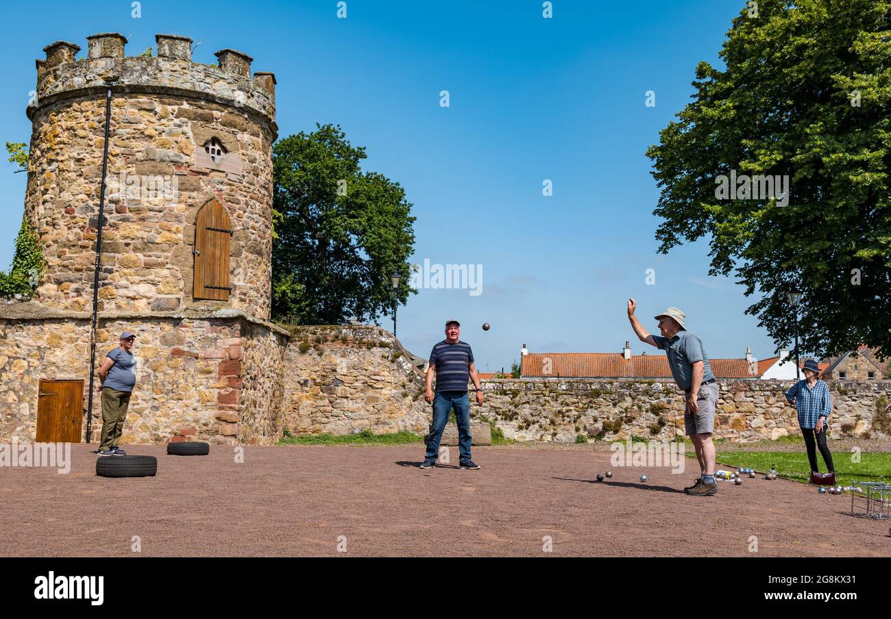 Haddington, East Lothian, Scozia, Regno Unito, 21 luglio 2021. Sessione di coaching U3A Pétanque SPA: Colin (Monty) e Margaret (Mags) Montgomery, entrambi i pullman SPA (Scottish Pétanque Association) offrono una lezione al locale club di Pétanque dell'Università della 3a Età in uno dei giorni più caldi dell'anno nei giardini panoramici di Lady Kitty's Garden. Pétanque è una forma di boules, giocato con regole leggermente diverse Foto Stock