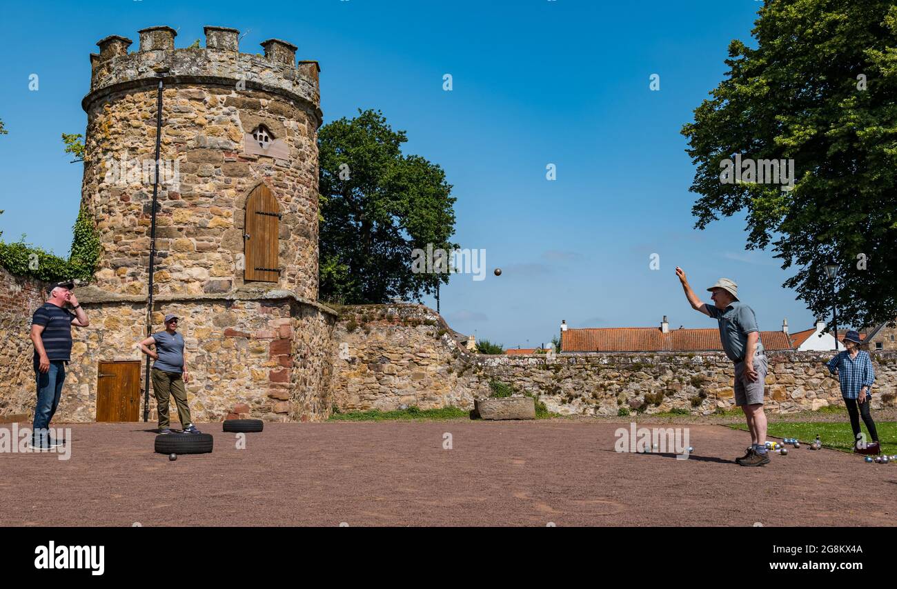 Haddington, East Lothian, Scozia, Regno Unito, 21 luglio 2021. Sessione di coaching U3A Pétanque SPA: Colin (Monty) e Margaret (Mags) Montgomery, entrambi i pullman SPA (Scottish Pétanque Association) offrono una lezione al locale club di Pétanque dell'Università della 3a Età in uno dei giorni più caldi dell'anno nei giardini panoramici di Lady Kitty's Garden. Pétanque è una forma di boules, giocato con regole leggermente diverse Foto Stock