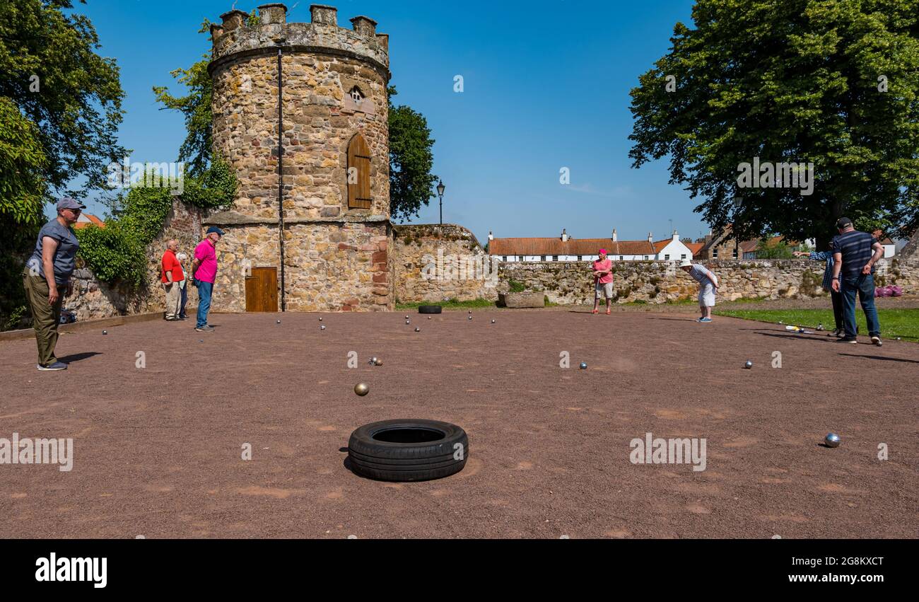 Haddington, East Lothian, Scozia, Regno Unito, 21 luglio 2021. Sessione di coaching U3A Pétanque SPA: Colin (Monty) e Margaret (Mags) Montgomery, entrambi i pullman SPA (Scottish Pétanque Association) offrono una lezione al locale club di Pétanque dell'Università della 3a Età in uno dei giorni più caldi dell'anno nei giardini panoramici di Lady Kitty's Garden. Pétanque è una forma di boules, giocato con regole leggermente diverse Foto Stock
