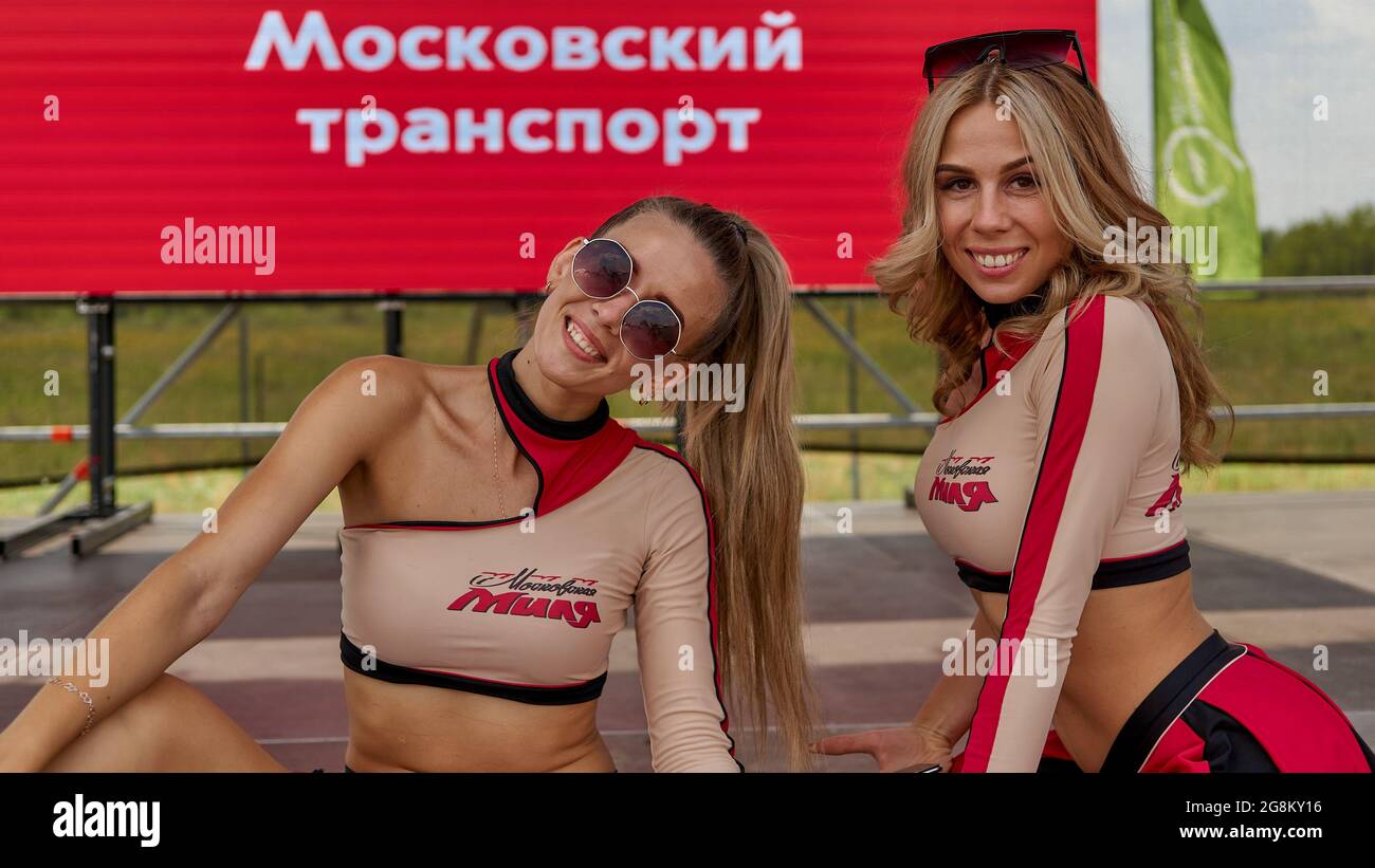 Bykovo, Russia. 18 luglio 2021. I cheerleaders si esibiscono prima di esibirsi sul palco durante la gara delle supercar 'Moskow Mile'. Il festival delle supercar del miglio di Mosca, organizzato dal governo di Mosca e dal canale DSC OFF di YouTube, con il supporto del Dipartimento di Trasporti e sviluppo delle infrastrutture stradali di Mosca, Si è svolto sul circuito di Bykovo vicino a Mosca. (Foto di Mihail Siergiejevicz/SOPA Imag/Sipa USA) Credit: Sipa USA/Alamy Live News Foto Stock