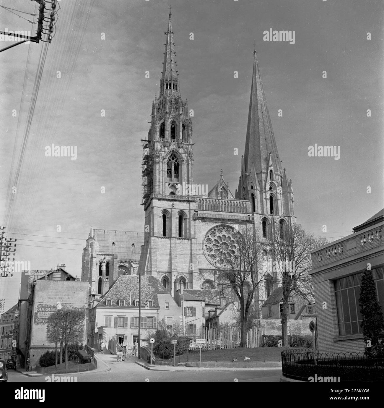Anni '50, storico, Chartres Catedral, Francia. Le torri della chiesa hanno stili diversi, essendo costruite in epoche diverse, la torre nord sulla sinistra ha un design gotico, mentre sulla destra è costruita in stile romanico. La torre nord, conosciuta anche come 'clocher neuf ' (il nuovo campanile), ma in realtà è più vecchio della torre sud, noto come 'clocher viuex' (il vecchio campanile). Foto Stock