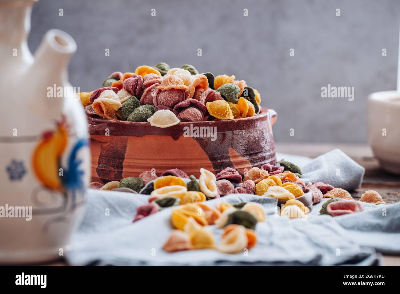 Orecchiette pugliesi fatte a mano, fatte con sapori naturali come curcuma, barbabietola, spinaci, peperoncino Foto Stock