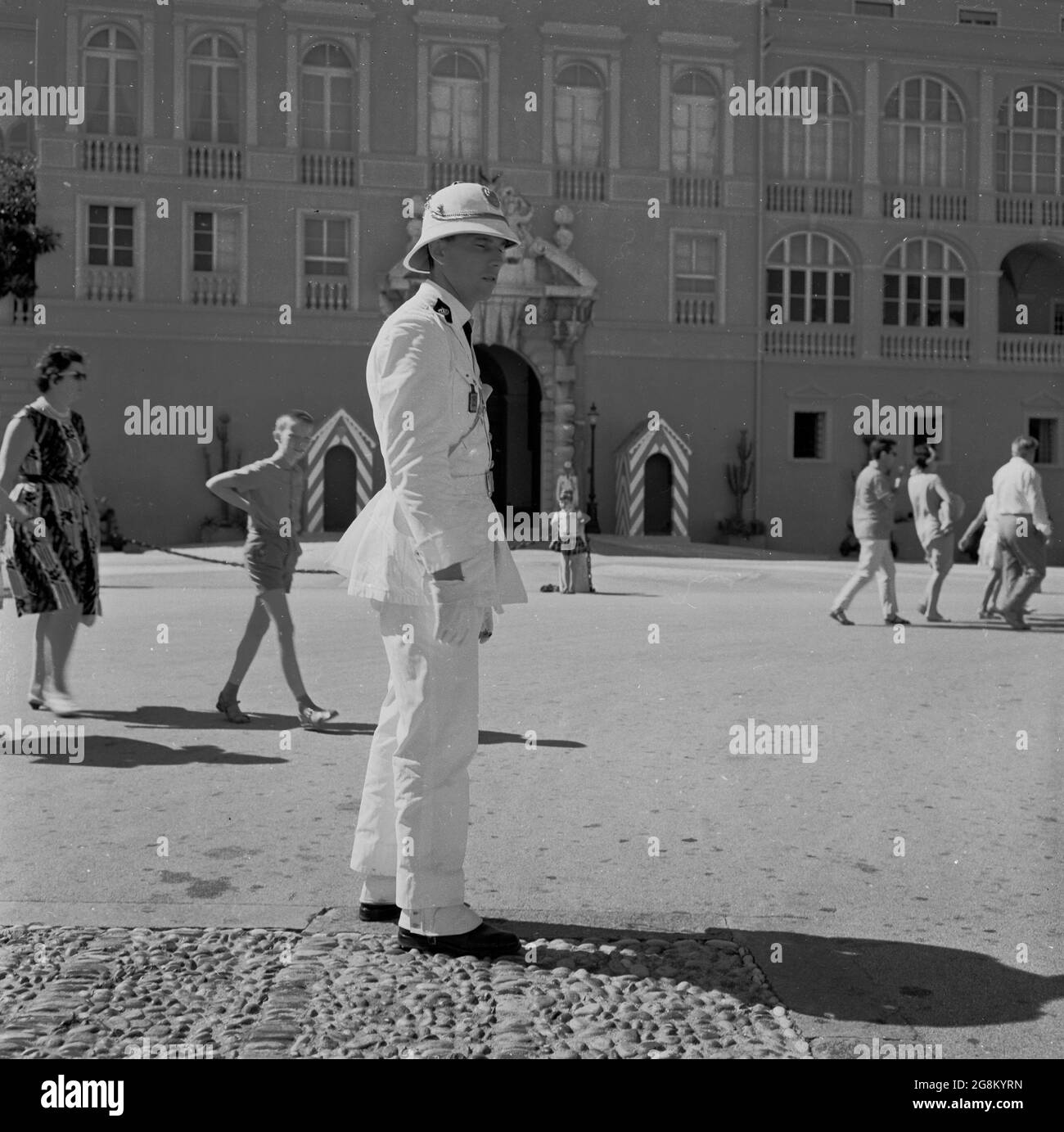 Anni '50, storico, Monaco, una guardia in uniforme fuori dal Palazzo dei principi, la residenza ufficiale del Principe Sovrano di Monaco. Costruita nel 1191, fu catturata nel 1297 dalla famiglia Grimaldi che visse nel palazzo, salvo che da allora i Grimaldi fossero in esilio. Le guardie del Palazzo o i Carabiniers du Prince, sono stati creati nel 1817 per fornire 24 sicurezza per il Palazzo. Sono uomini militari francesi altamente addestrati. Foto Stock