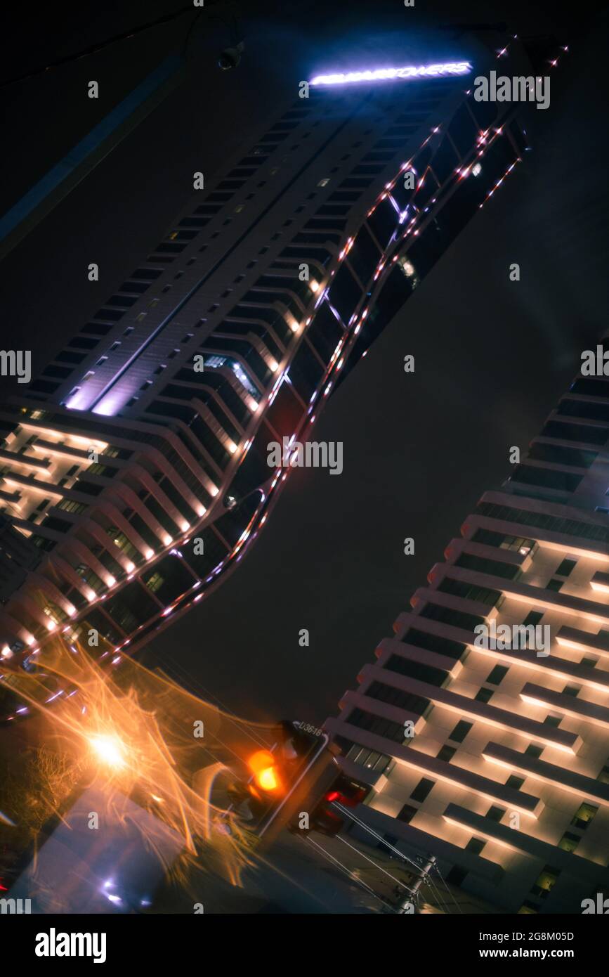 Izmir, Turchia - 16 marzo 2021: Folkart torreggia in una giornata piovosa con gocce d'acqua dietro un bicchiere e bokeh accende Bayrakli Izmir Turchia. Foto Stock