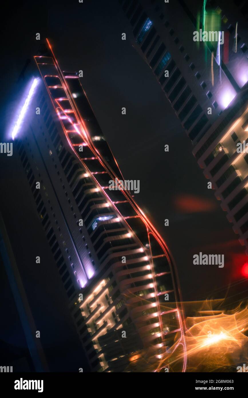 Izmir, Turchia - 16 marzo 2021: Folkart torreggia in una giornata piovosa con gocce d'acqua dietro un bicchiere e bokeh accende Bayrakli Izmir Turchia. Foto Stock