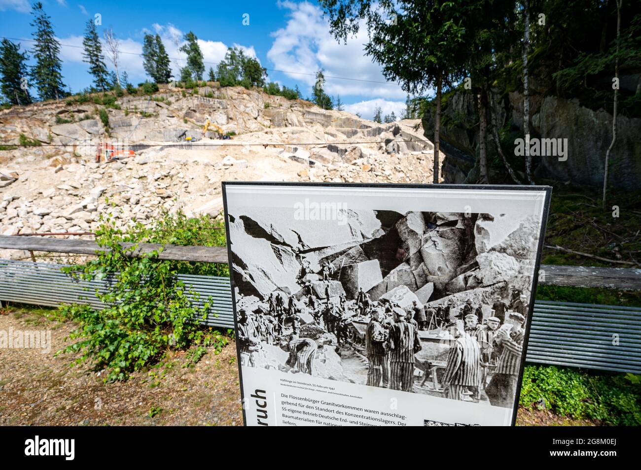 21 luglio 2021, Baviera, Flossenbürg: Un'unità di informazione si trova di fronte alla cava del campo di concentramento di Flossenbürg. Lo Stato libero rifiuta fermamente qualsiasi ulteriore utilizzo della cava oltre il periodo di locazione corrente. Foto: Armin Weigel/dpa Foto Stock