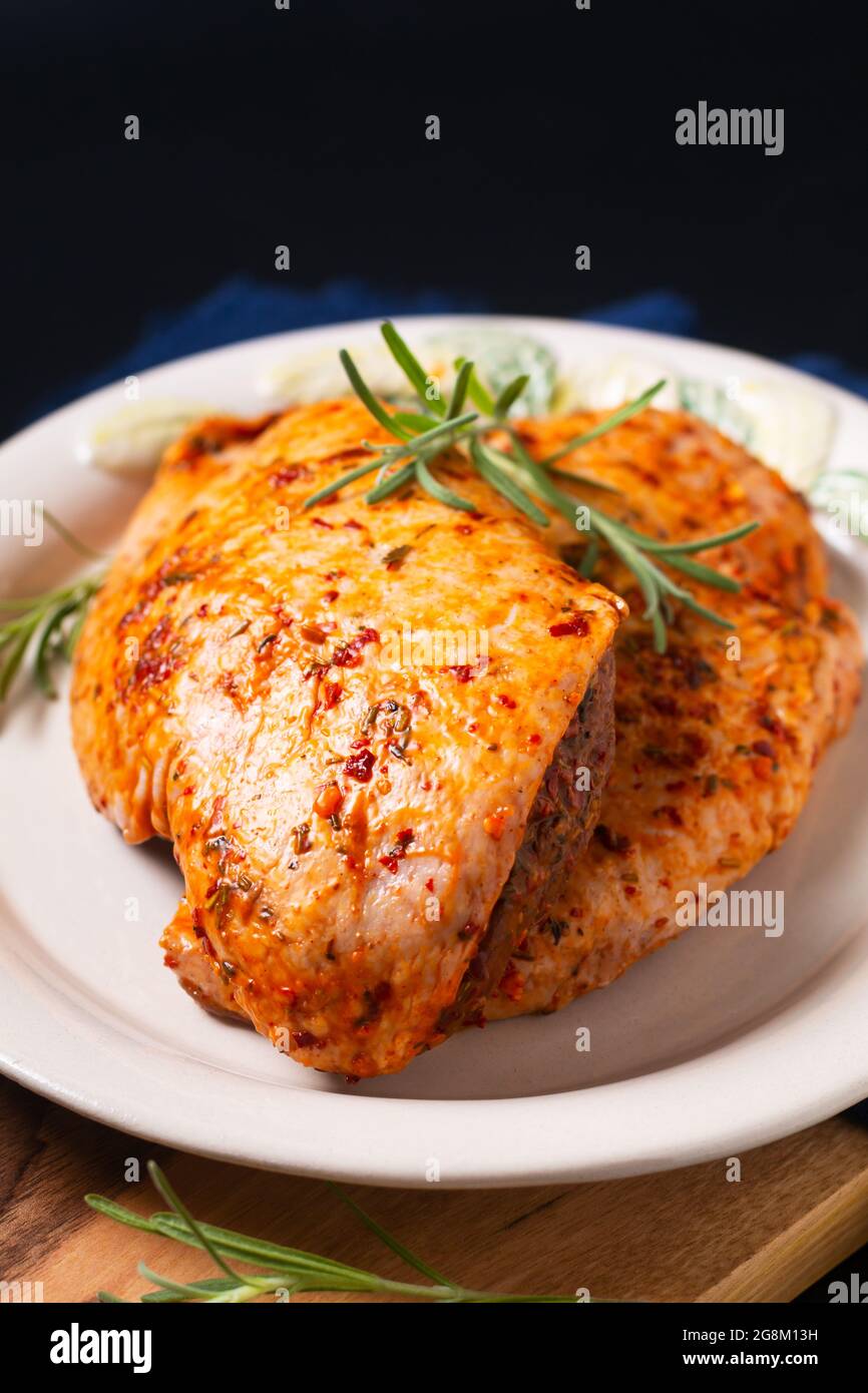 Concetto alimentare Bio piccante marinato Duck seni su tavola di legno con spazio copia Foto Stock