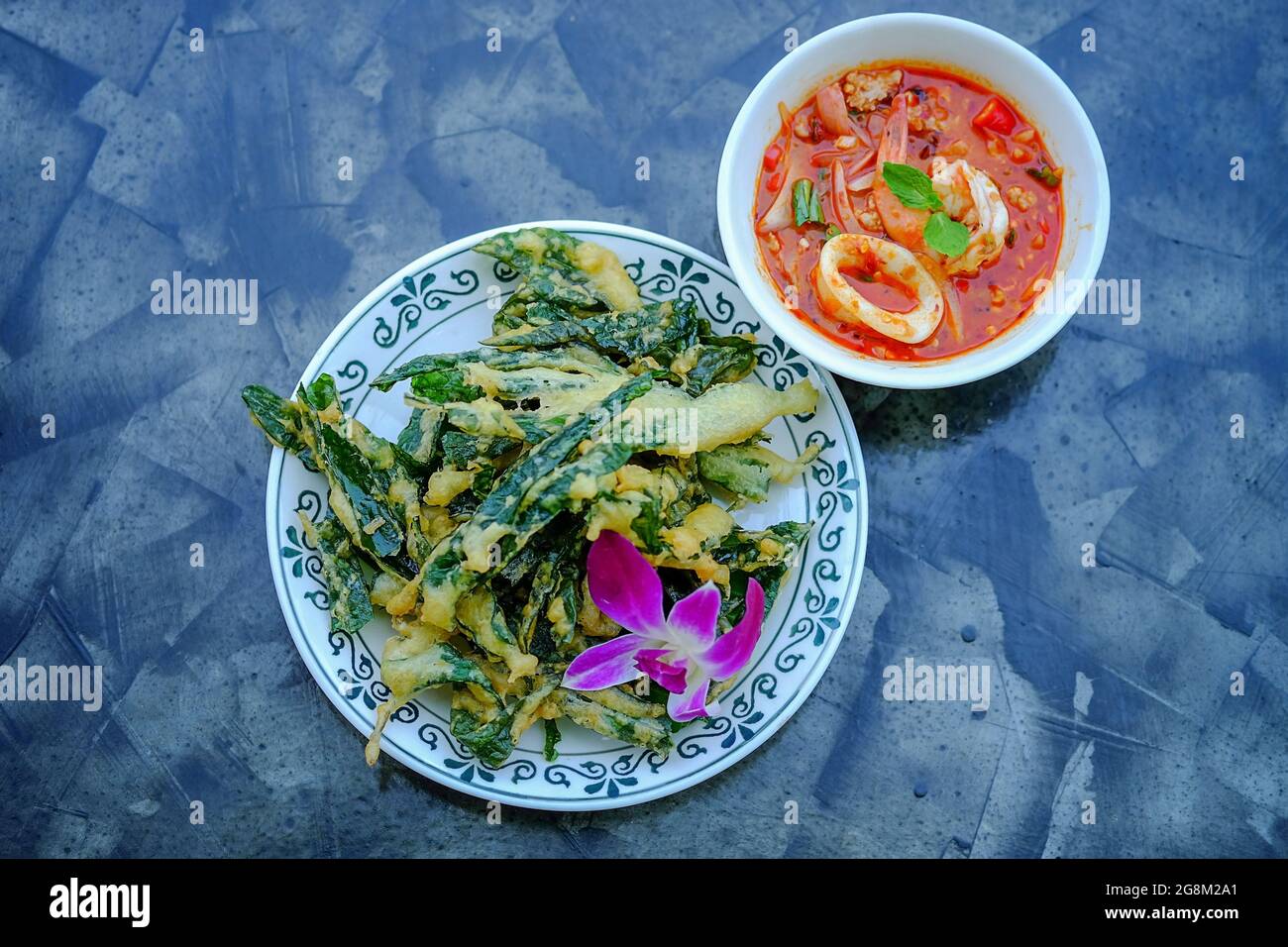 insalata glory di mattina piccante e croccante sullo sfondo. Foto Stock
