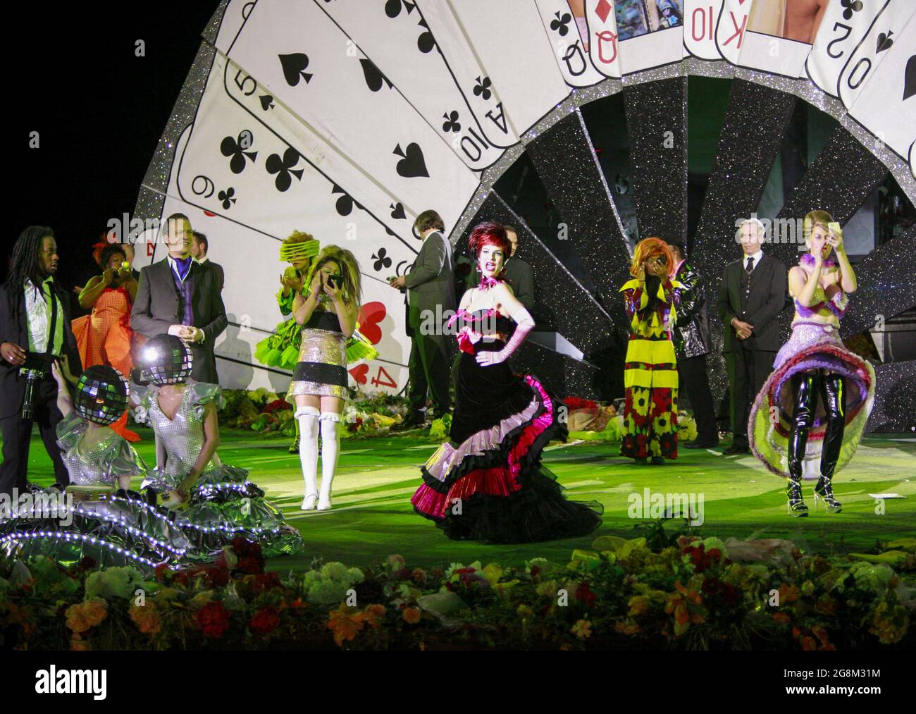 Centro: Wendy Dawn Thompson (Flora Bervoix) a LA TRAVIATA di Verdi alla Birmingham Opera Company, National Indoor Arena (NIA), Birmingham, Inghilterra 25/10/2007 musica: Giuseppe Verdi libretto: Francesco Maria Piave direttore: Massimiliano Stefanelli designer: Paul Brown regista: Graham Vick Foto Stock