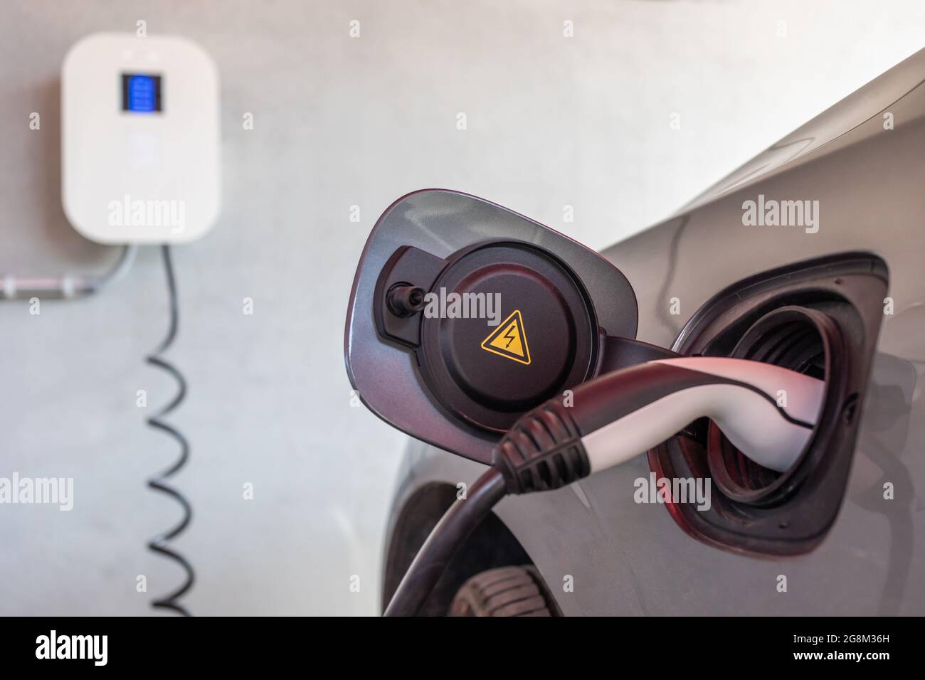 l'auto elettrica viene caricata sul wallbox Foto Stock