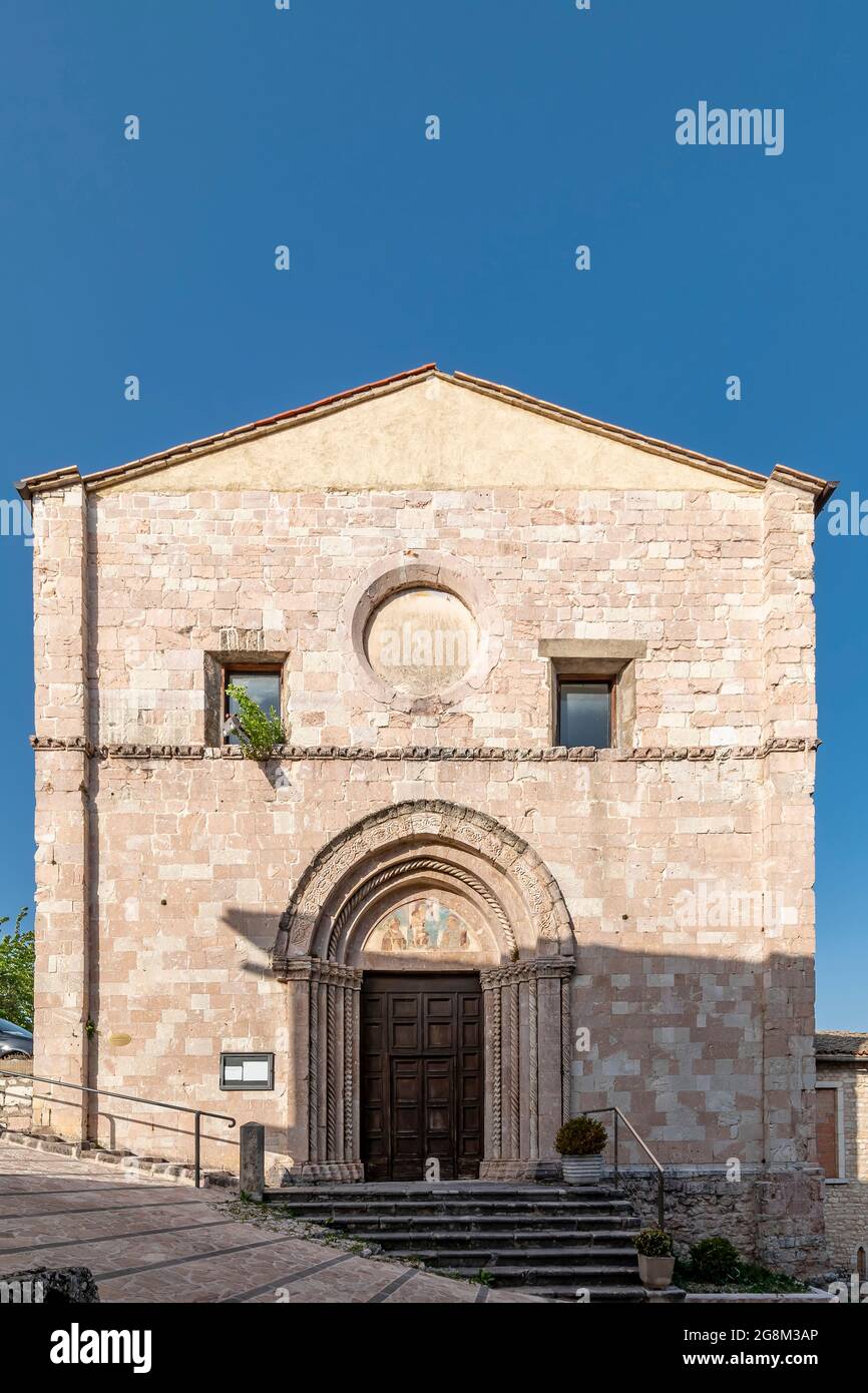 La facciata della chiesa di Sant'Agostino a Cascia, eretta nel 1059, insieme all'attiguo convento, nei pressi della fortezza medievale Foto Stock