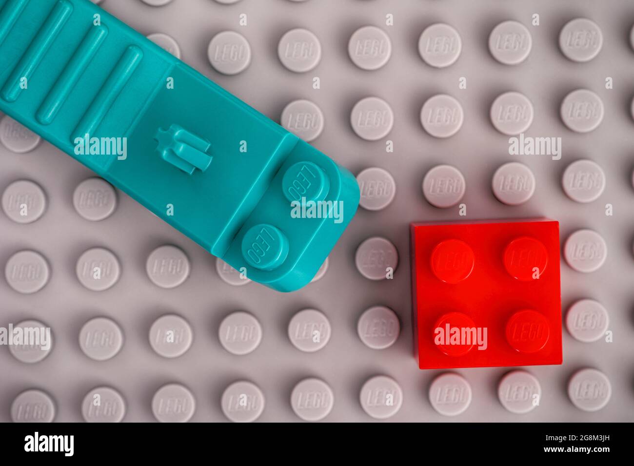 Tambov, Federazione Russa - 17 Gennaio 2021 Lego Teal Brick Separator con mattone res su piastra di base grigia. Foto Stock