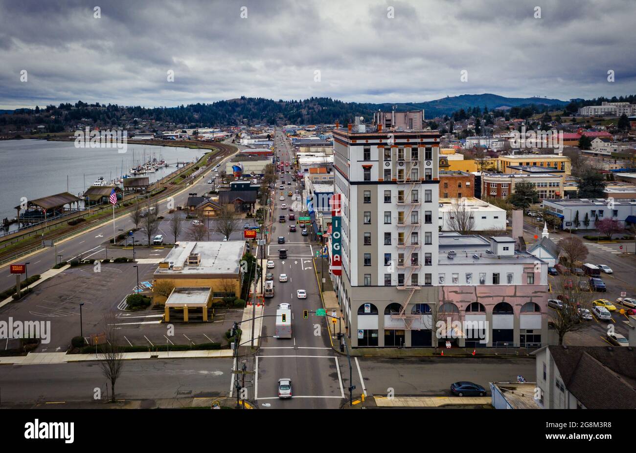 Tioga Hotel Apartment Building e la US-101 Highway a Coos Bay, Oregon Foto Stock