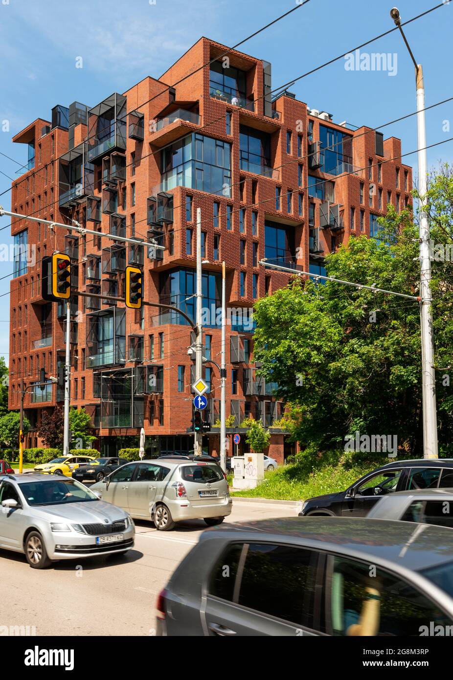 L’esterno a forma di mela rossa di un edificio residenziale in mattoni di Aedes Studio a Sofia, Bulgaria, Europa dell’Est, Balcani, UE Foto Stock