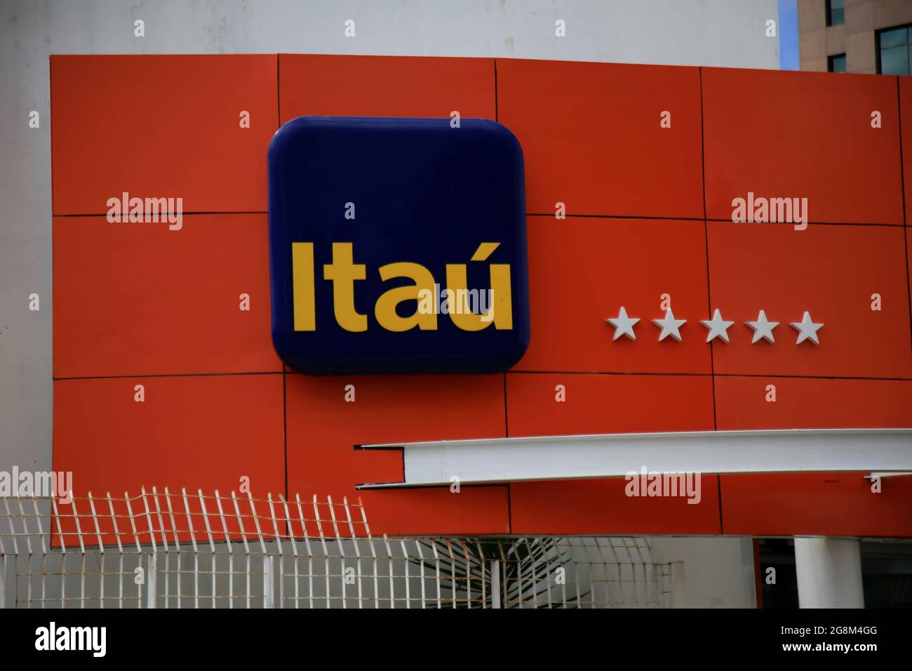 salvador, bahia, brasile - 20 luglio 2021: Facciata di un ramo di banca Itau nella città di Salvador. Foto Stock