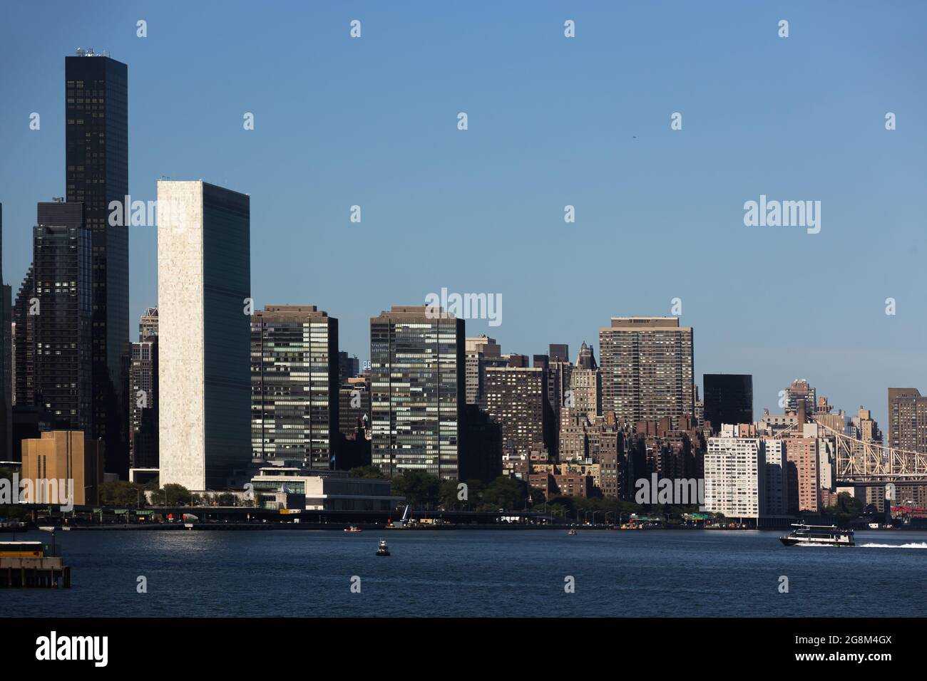 Manhattan, New York. Sede delle Nazioni Unite. Vista dal fiume est. Grattacieli di Manhattan Foto Stock
