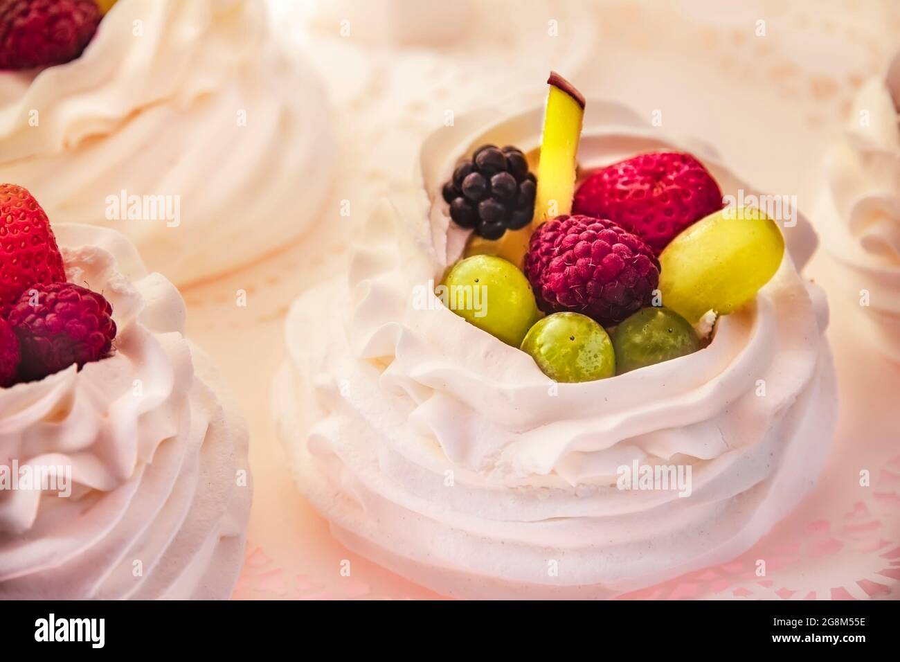 Dessert alla meringa australiano e neozelandese Pavlova con panna, meringa e frutta fresca. Deliziosa torta a base di prodotti freschi naturali. Pasticcini, p. Foto Stock
