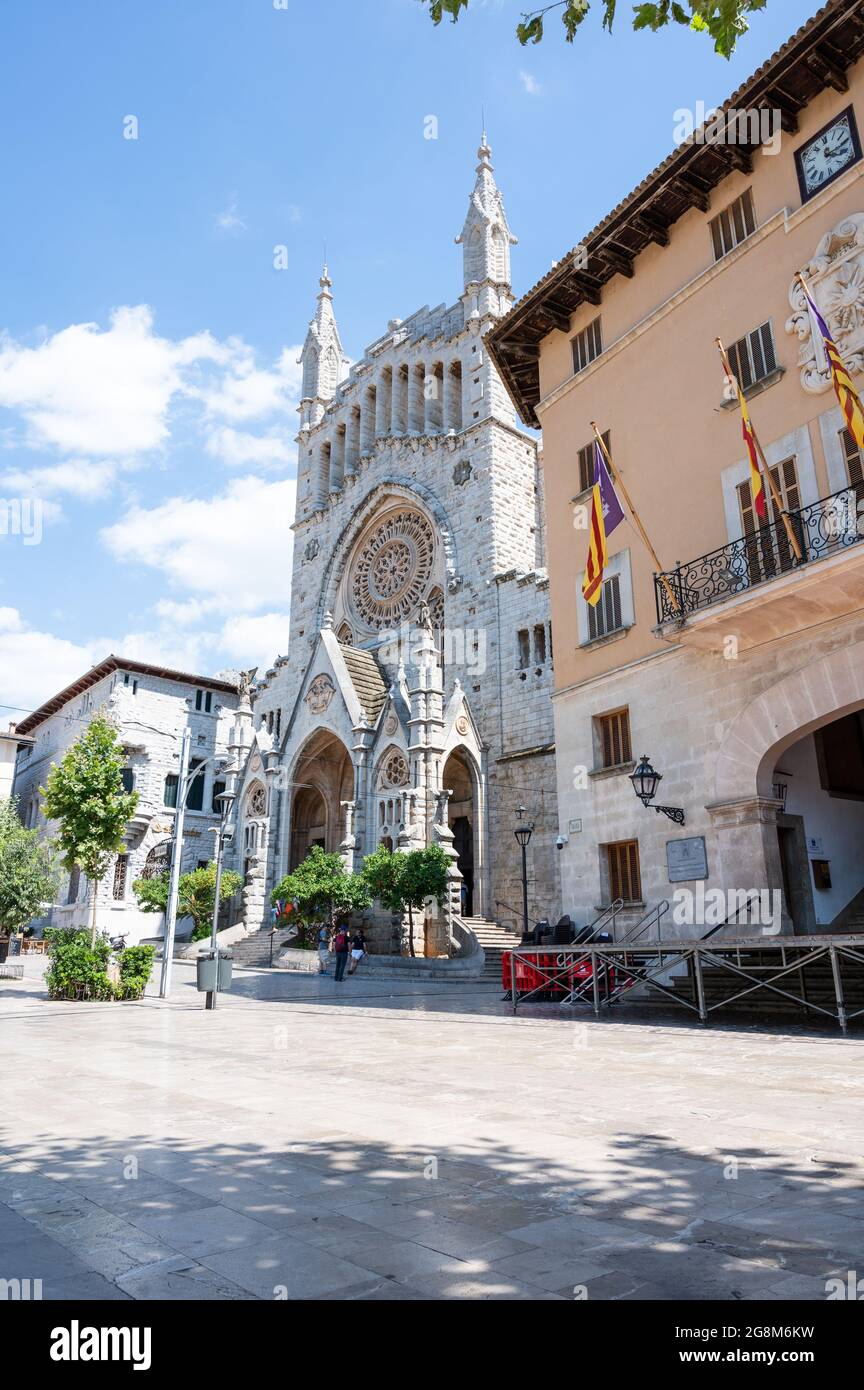 Soller, Spagna - 19 giugno 2021: Piazza principale di Soller con la chiesa del villaggio sullo sfondo Foto Stock