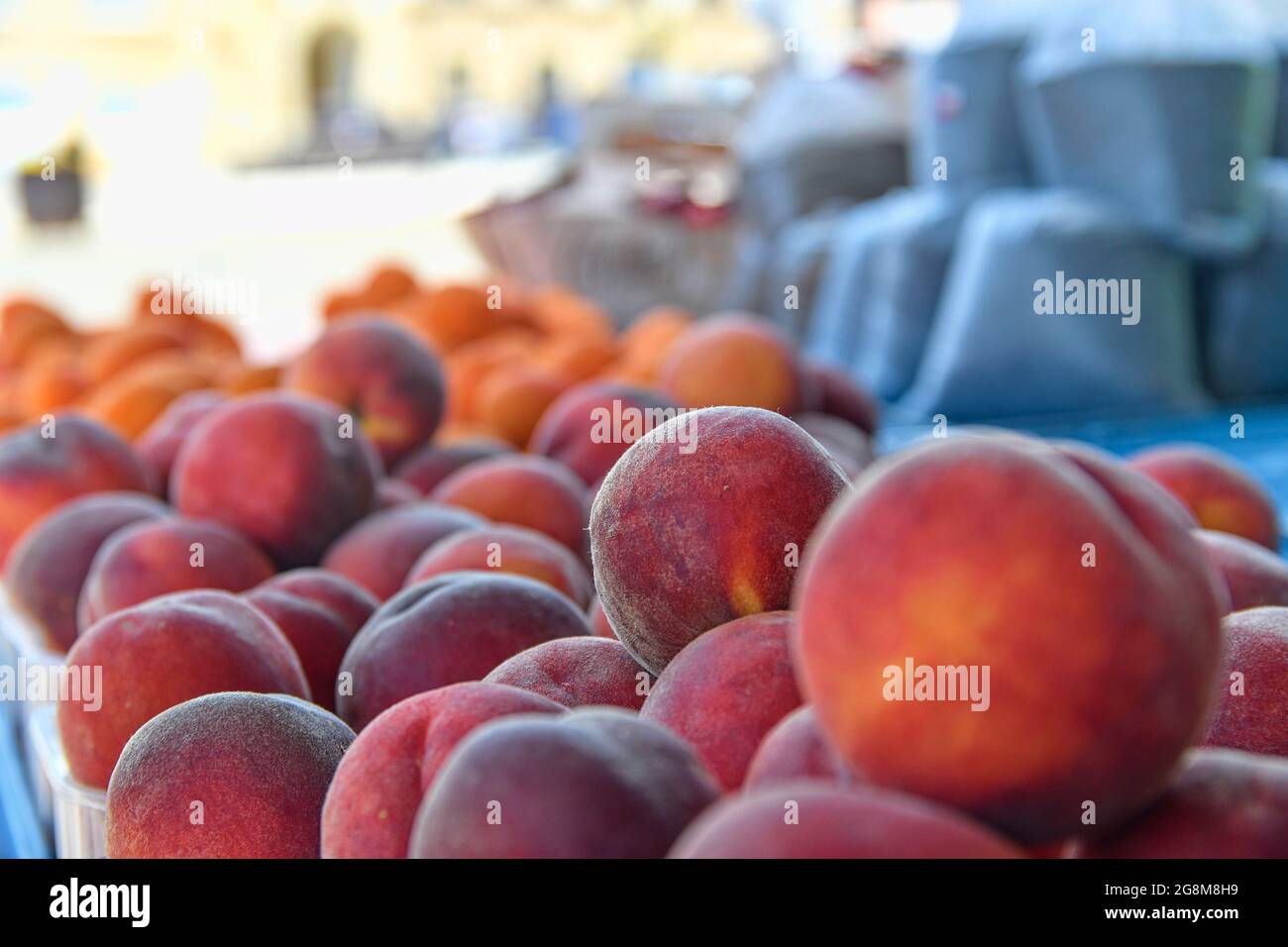 Pesche e albicocche e altri ortofrutticoli destinati alla vendita sul mercato agricolo locale. Prodotti biologici freschi in vendita presso il mercato agricolo locale Foto Stock