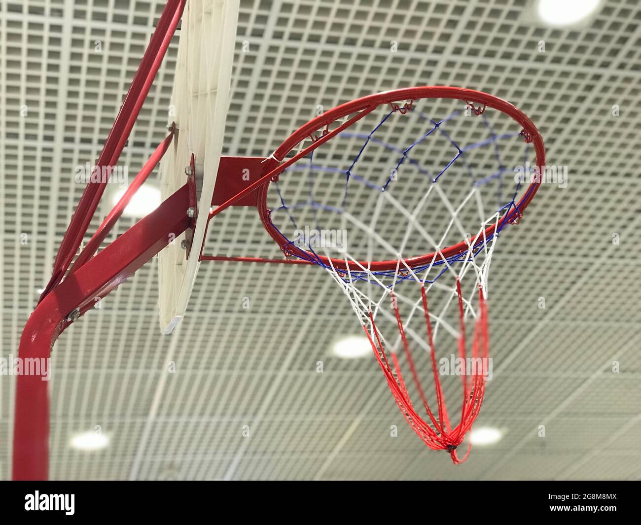 Basket Ball sport Stadio interno con soffitto interno design o viste con lo sfondo di gesso falso soffitto e Macro griglia soffitto emulsi bianco Foto Stock