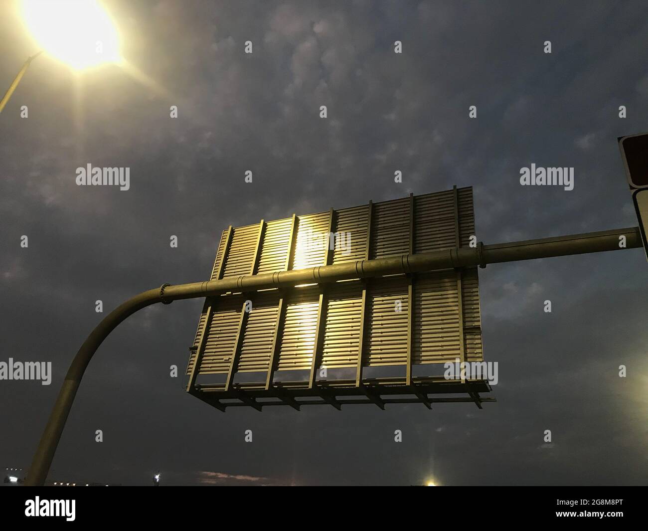 Lato posteriore del bordo della fattura per il nome della città piastra di acciaio galvanizzato fissata in tubi di acciaio prima di entrare nella città di muscat oman Foto Stock