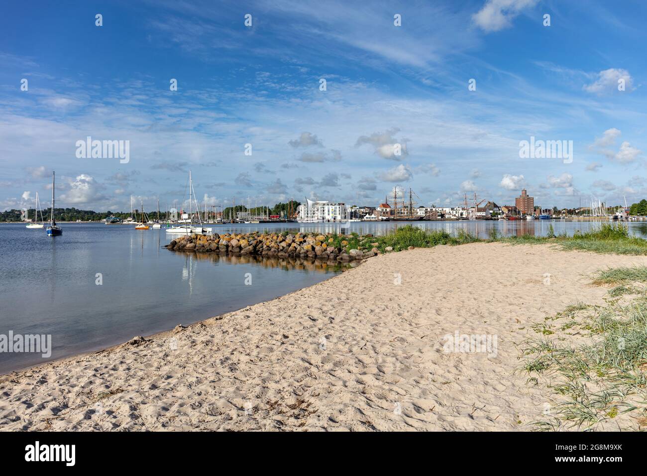 L'attraente città turistica di Eckernförde in Schleswig-Holstein, Germania, vista dal distretto di Borby Foto Stock