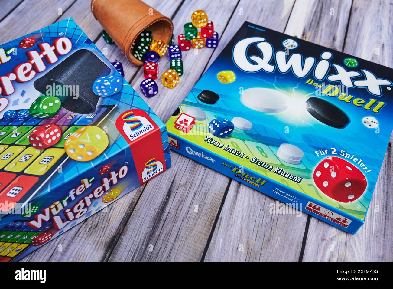 Berlino, Germania - 14 luglio 2021: Coppa di dadi, dadi e diversi pacchetti di giochi come attività contro la noia. Foto Stock