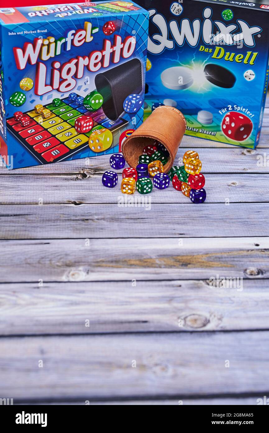 Berlino, Germania - 14 luglio 2021: Coppa di dadi, dadi e diversi pacchetti di giochi come attività contro la noia. Foto Stock