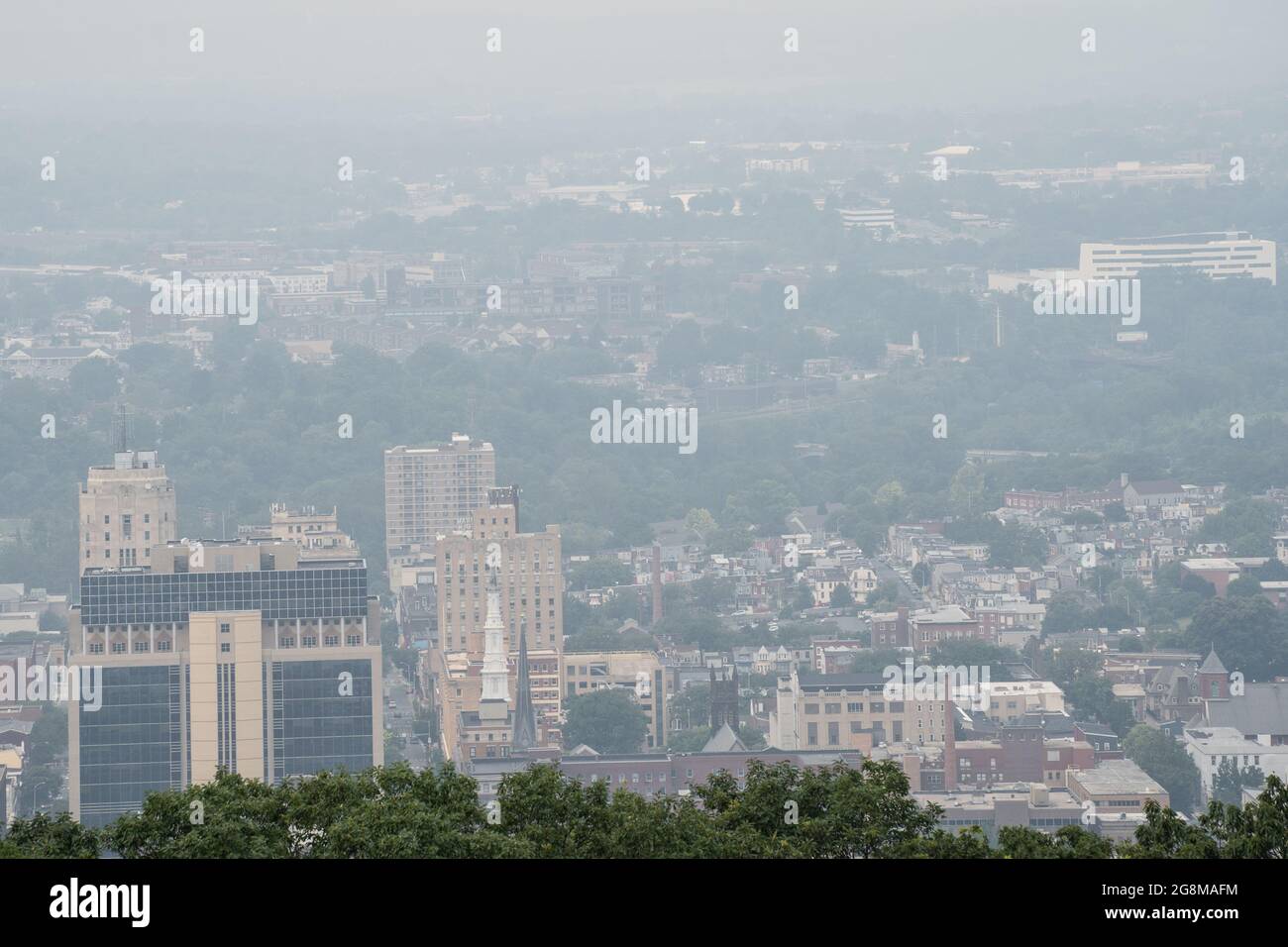 Reading, Pennsylvania, USA- 21 luglio 2021: Western Wildfire coperte di fumo Berks County come visto da Neversink Mountain. Foto Stock