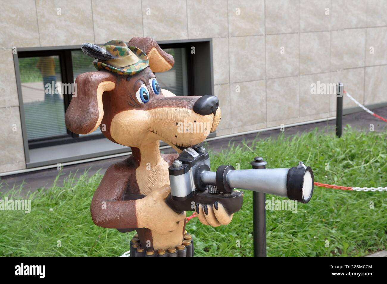 Scultura del cane Sharik con una pistola fotografica dal fumetto sovietico su Prostokvashino di fronte allo studio di film Soyuzmultfilm. Foto Stock