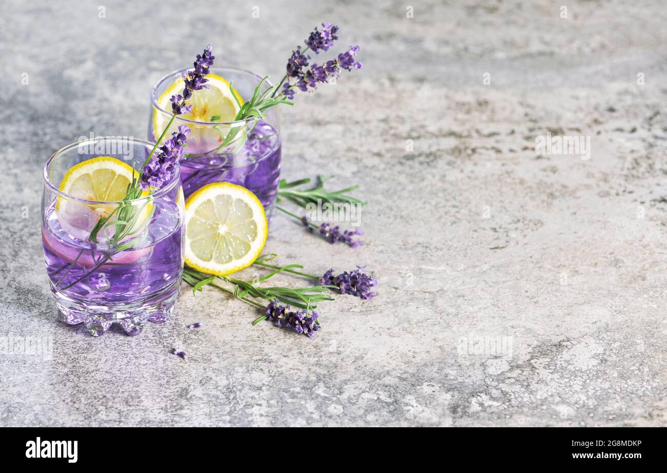 Limonata estiva fredda. Bere con fiori di limone lavanda alle erbe Foto Stock