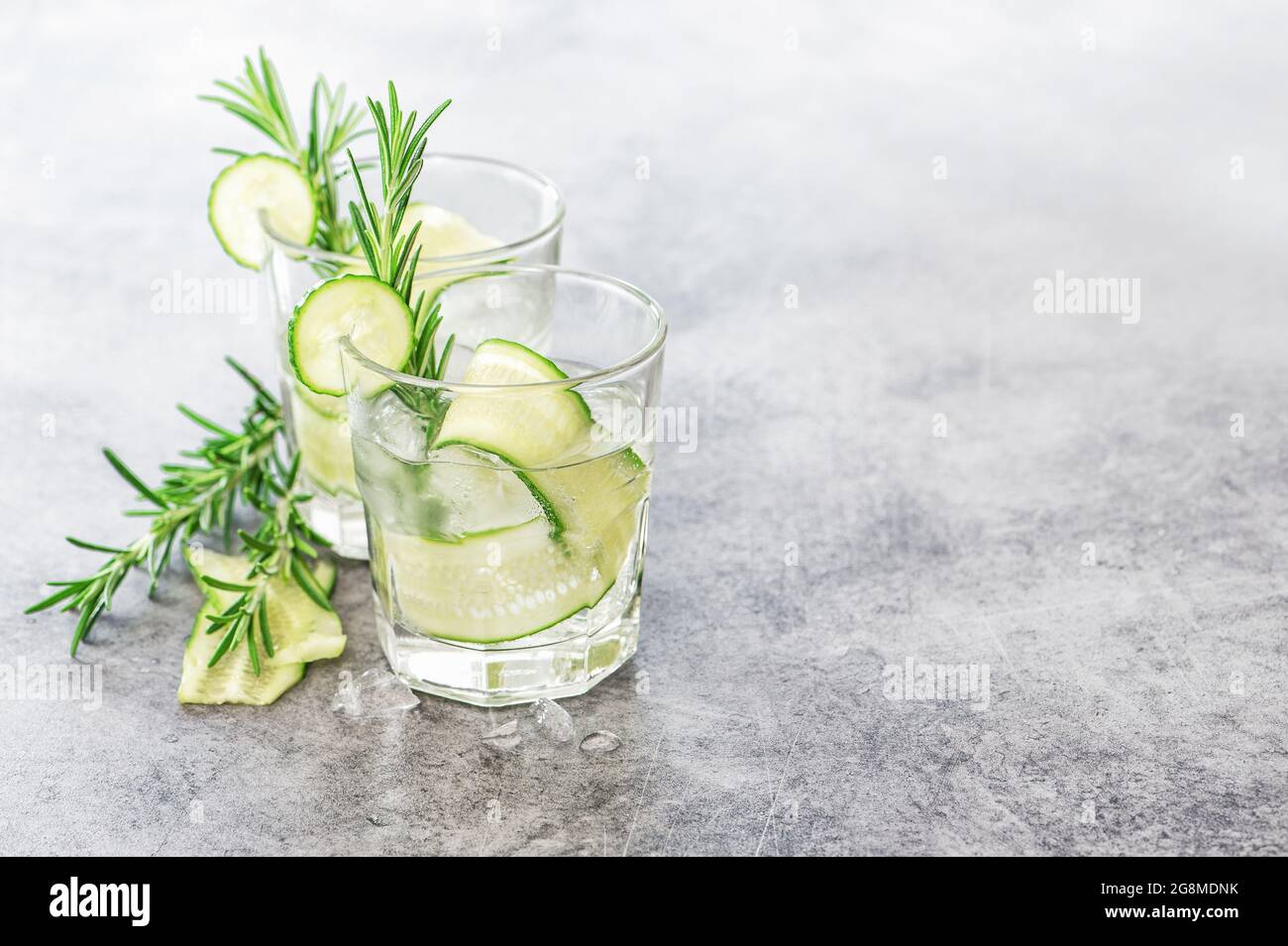 Bevanda estiva fredda con cetriolo e erbe di rosmarino Foto Stock
